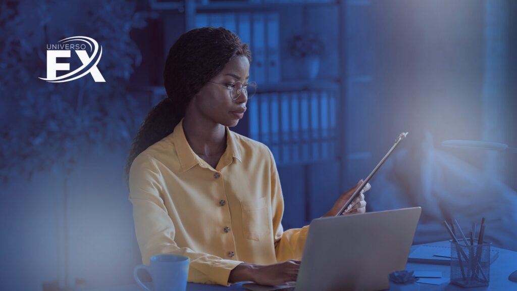 mulher executiva negra trabalhando