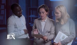 3 pessoas analisando o eSocial