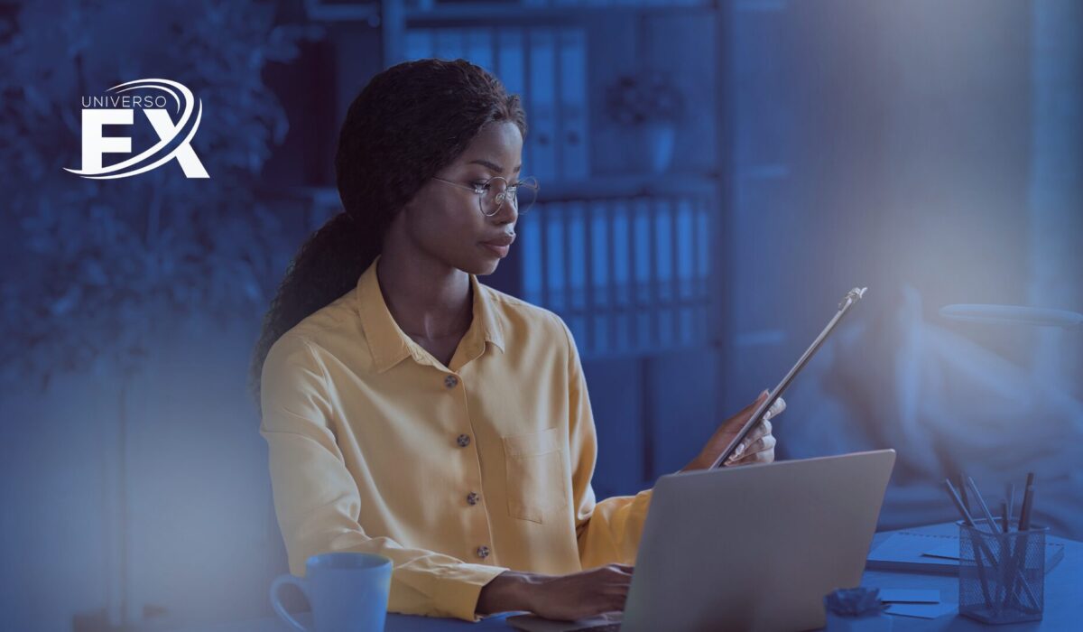 mulher executiva negra trabalhando